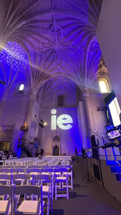 Bóveda iluminada y logotipo de IE University proyectado en Segovia
